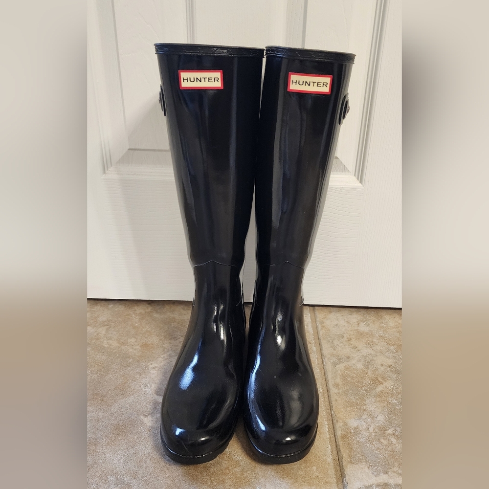 Hunter Women's Glossy Black Rain Boots And Cable Knit Socks